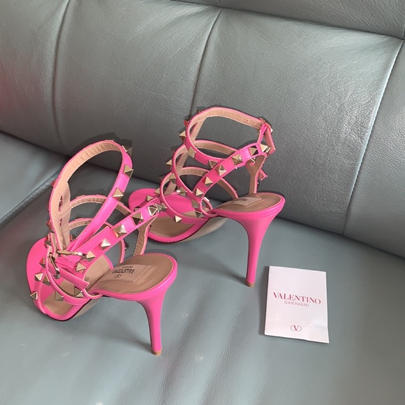 Valentino Garavani Rockstud T-Strap Sandal - Picture 7 of 12